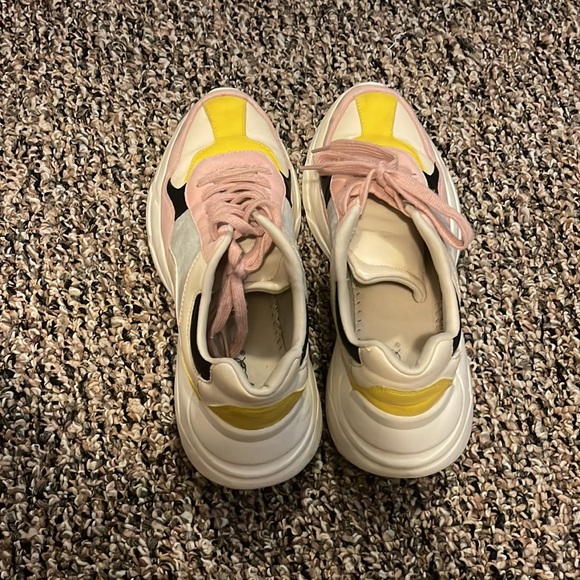 Sneaker 7 1/2 Qupid colored confort. - Picture 4 of 4